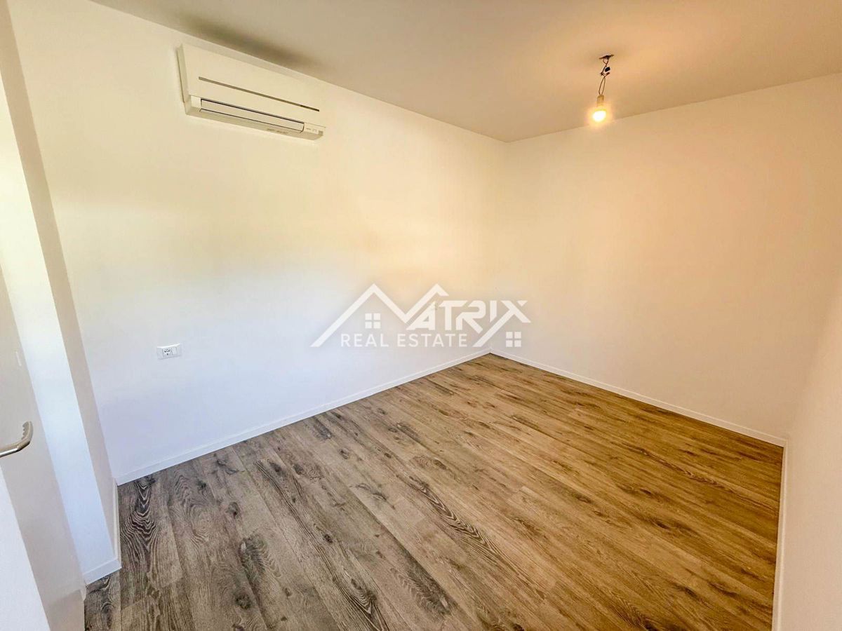 Novigrad, čudovito stanovanje z zasebnim vrtom in jacuzzijem ob morju