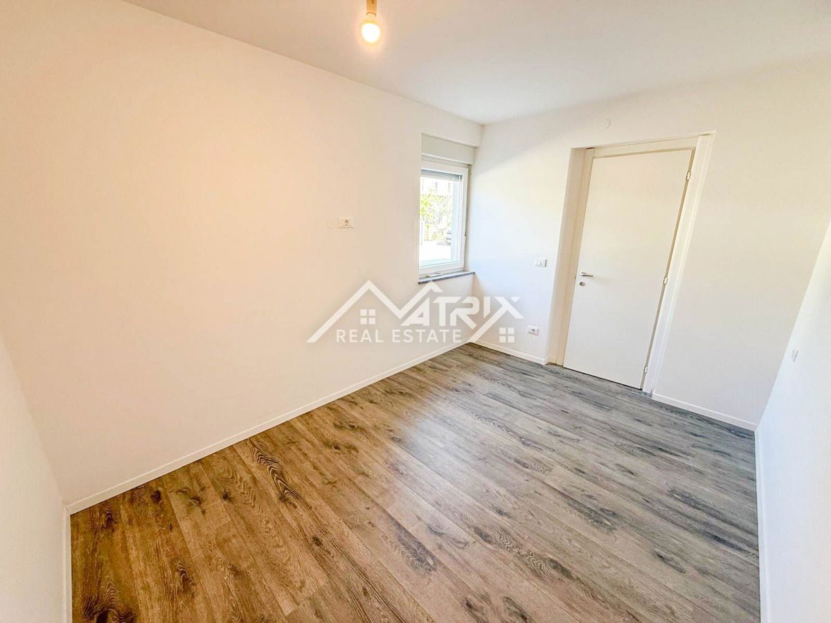 Novigrad, čudovito stanovanje z zasebnim vrtom in jacuzzijem ob morju