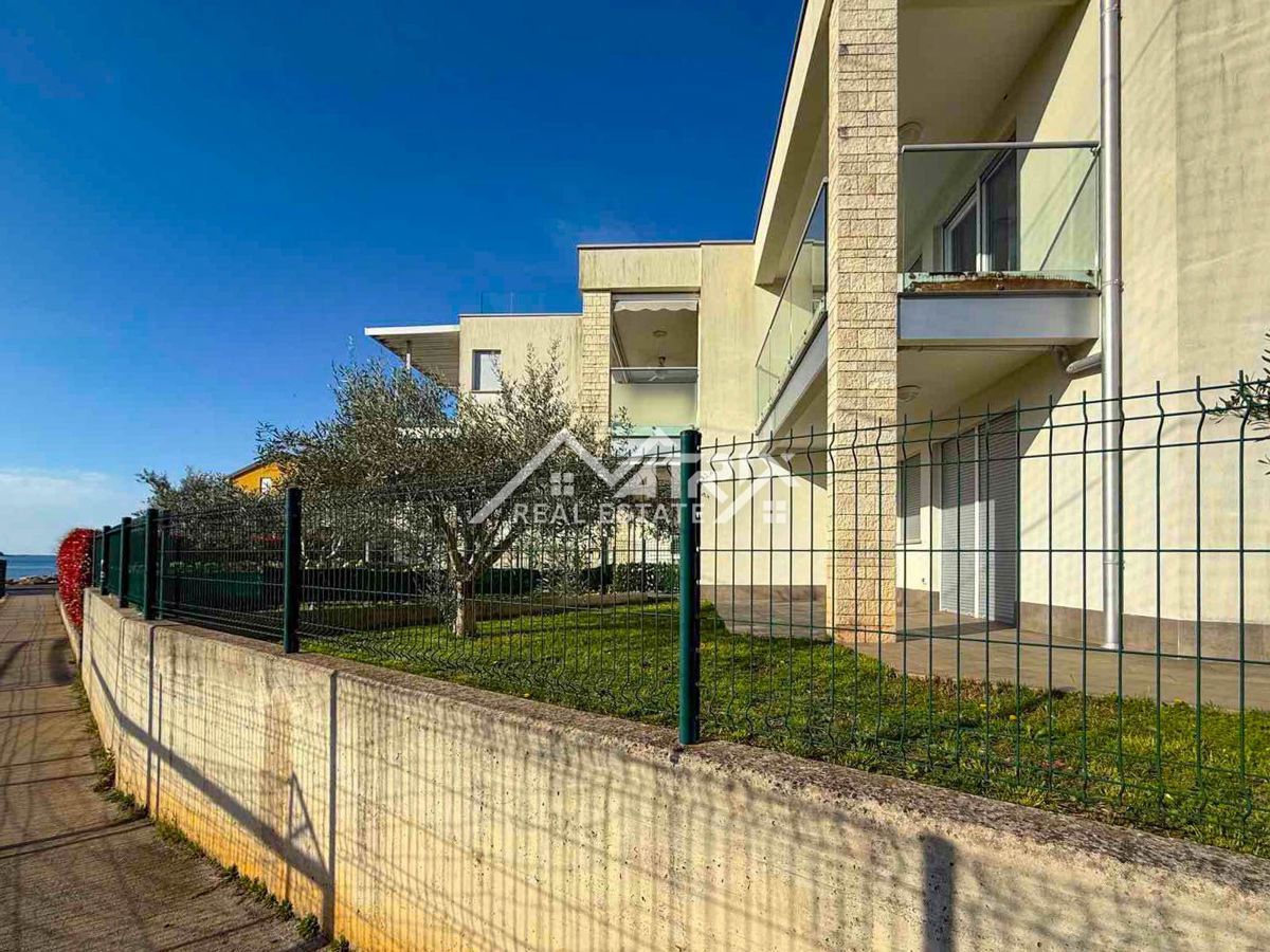 Novigrad, čudovito stanovanje z zasebnim vrtom in jacuzzijem ob morju