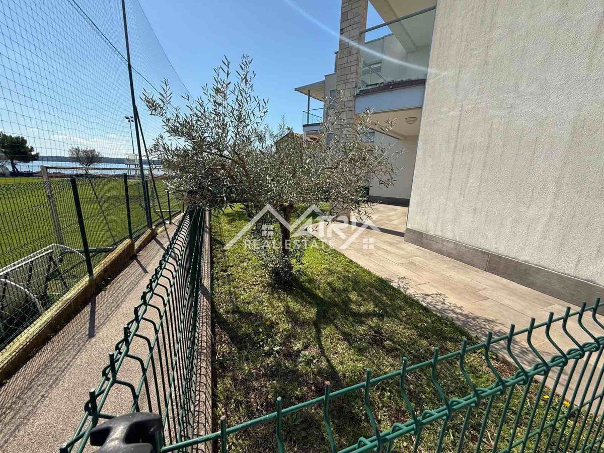 Novigrad, čudovito stanovanje z zasebnim vrtom in jacuzzijem ob morju