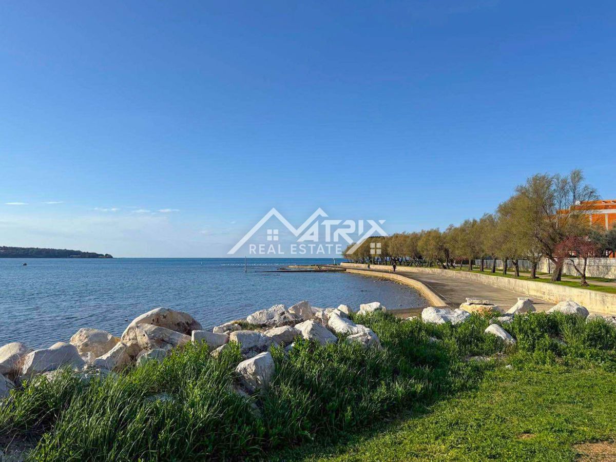 Novigrad, čudovito stanovanje z zasebnim vrtom in jacuzzijem ob morju