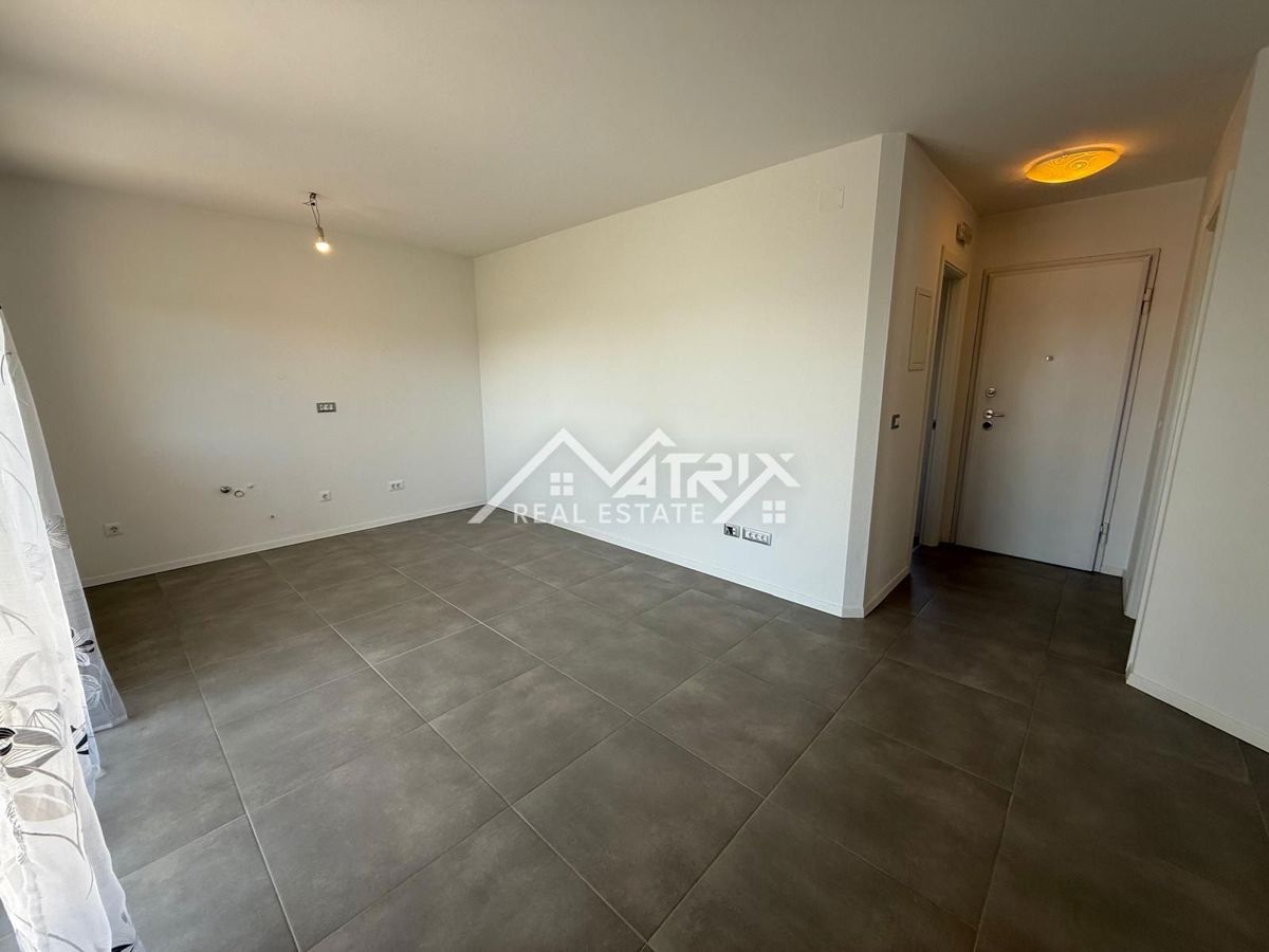 Novigrad, čudovito stanovanje z zasebnim vrtom in jacuzzijem ob morju