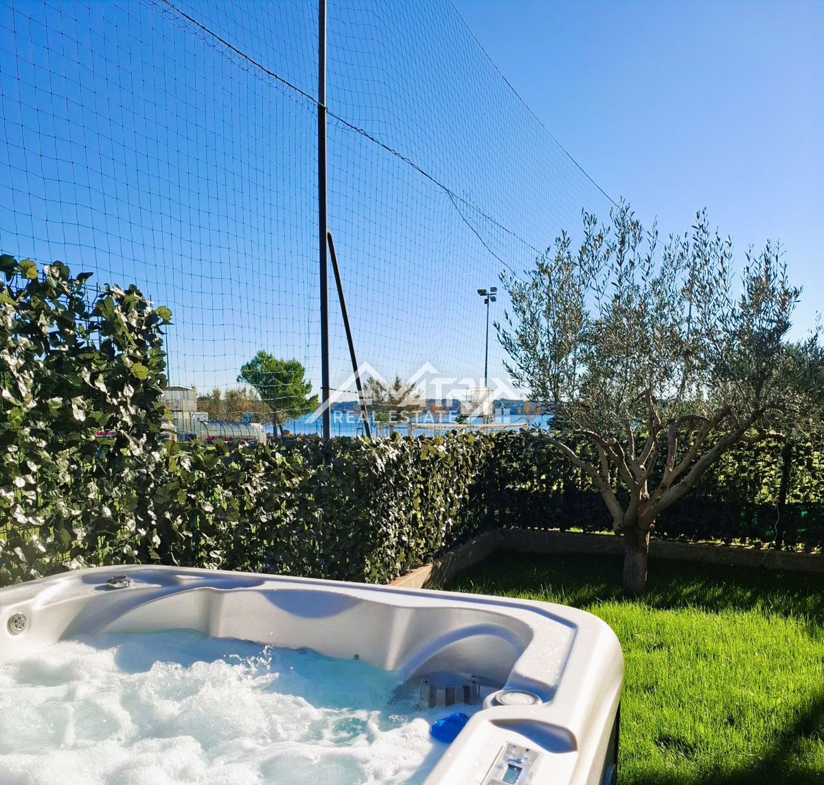 Novigrad, čudovito stanovanje z zasebnim vrtom in jacuzzijem ob morju