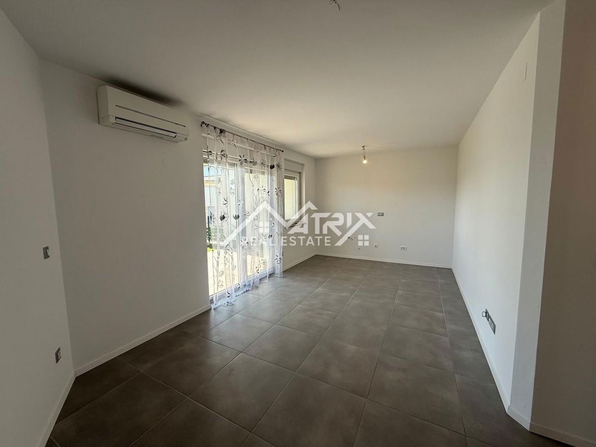 Novigrad, čudovito stanovanje z zasebnim vrtom in jacuzzijem ob morju