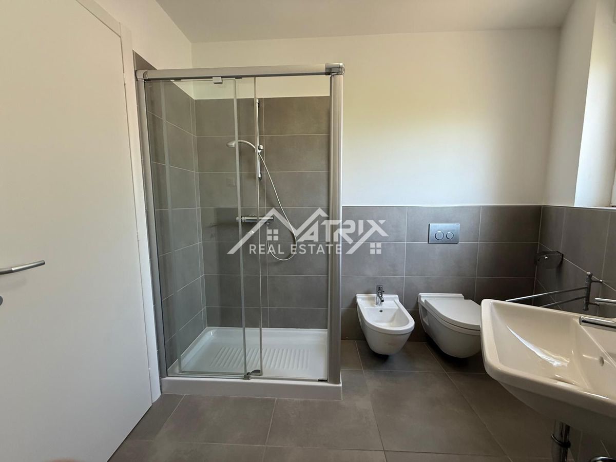 Novigrad, čudovito stanovanje z zasebnim vrtom in jacuzzijem ob morju