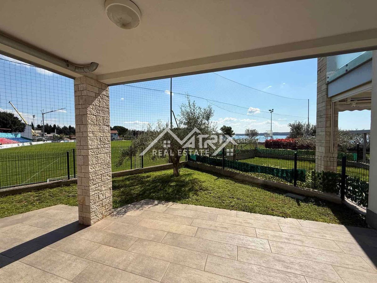 Novigrad, čudovito stanovanje z zasebnim vrtom in jacuzzijem ob morju