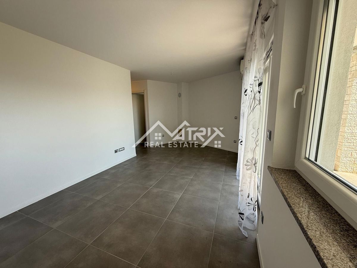 Novigrad, čudovito stanovanje z zasebnim vrtom in jacuzzijem ob morju