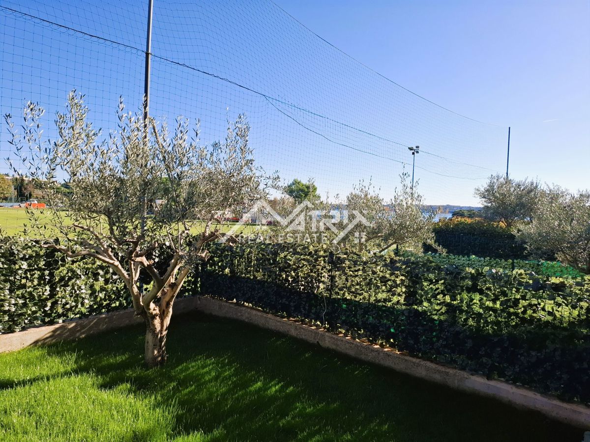 Novigrad, čudovito stanovanje z zasebnim vrtom in jacuzzijem ob morju