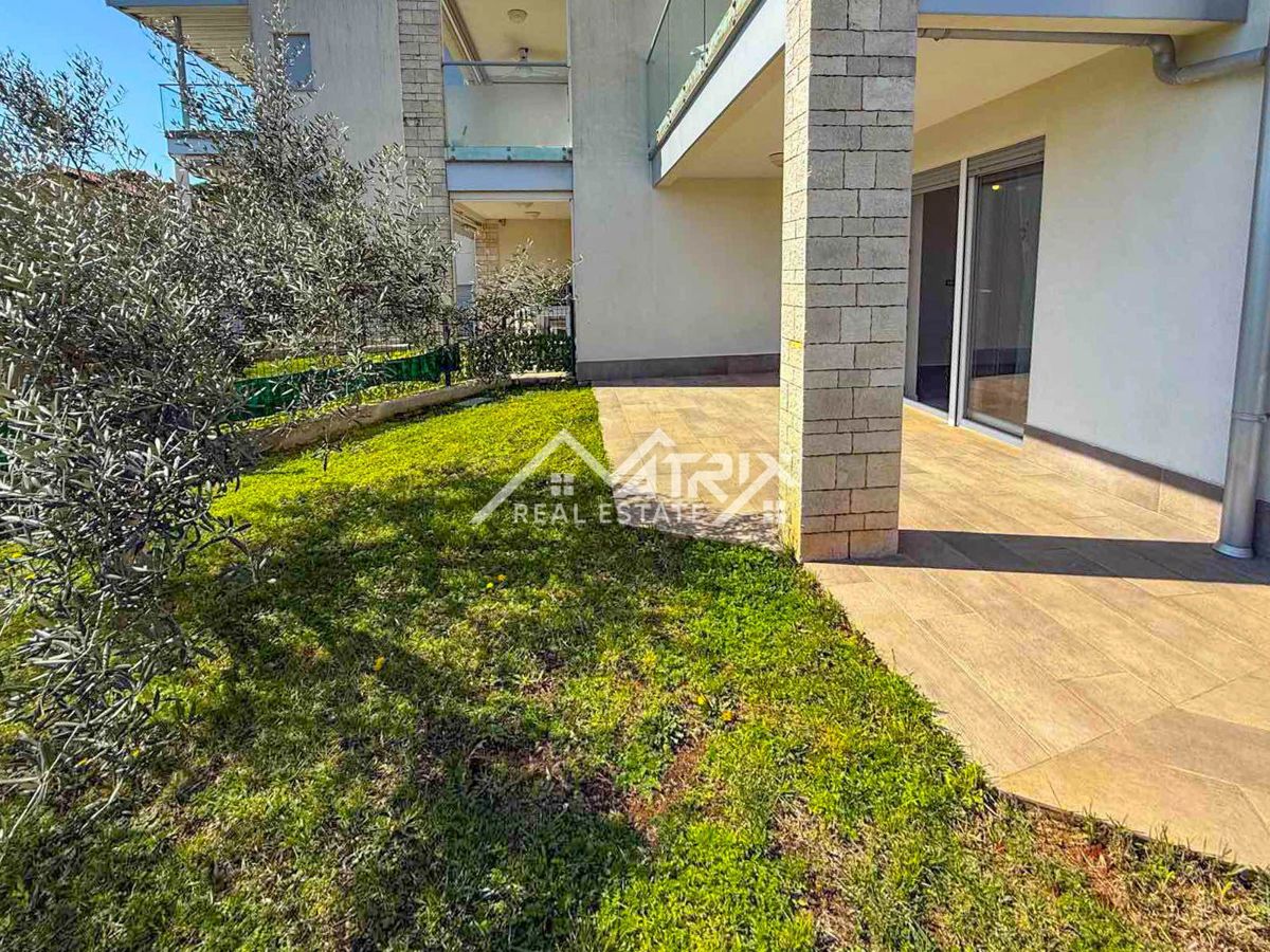 Novigrad, čudovito stanovanje z zasebnim vrtom in jacuzzijem ob morju