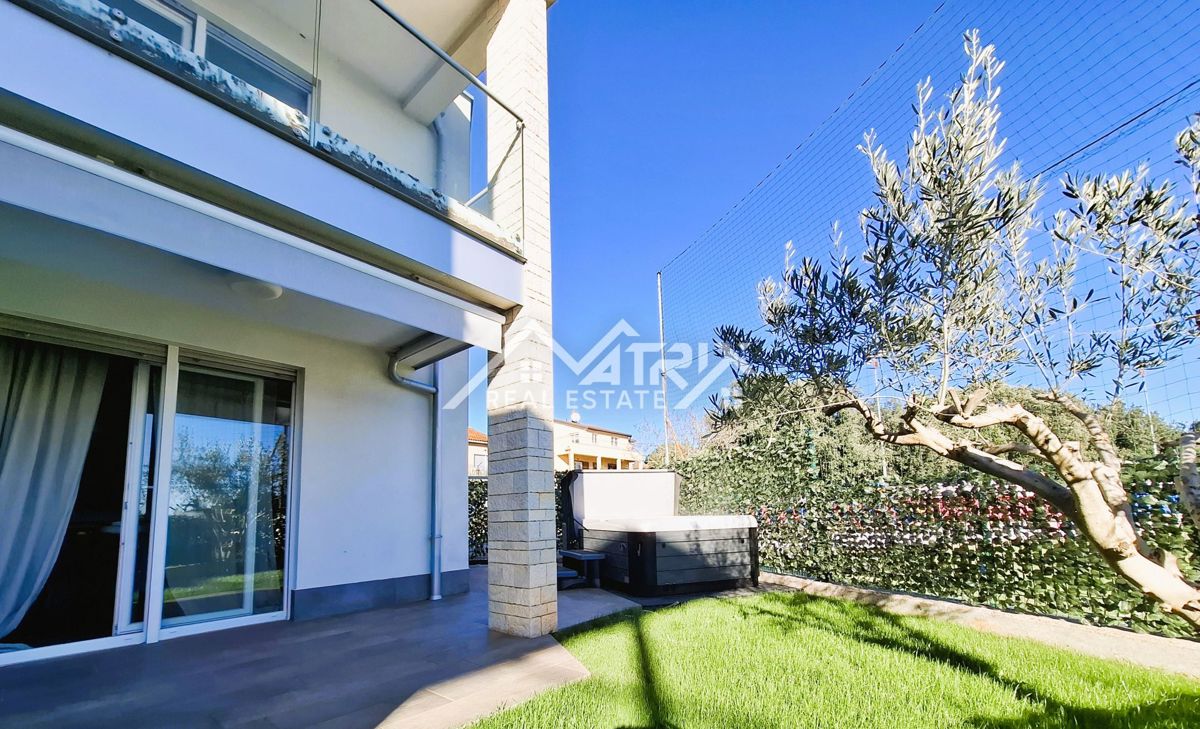 Novigrad, čudovito stanovanje z zasebnim vrtom in jacuzzijem ob morju