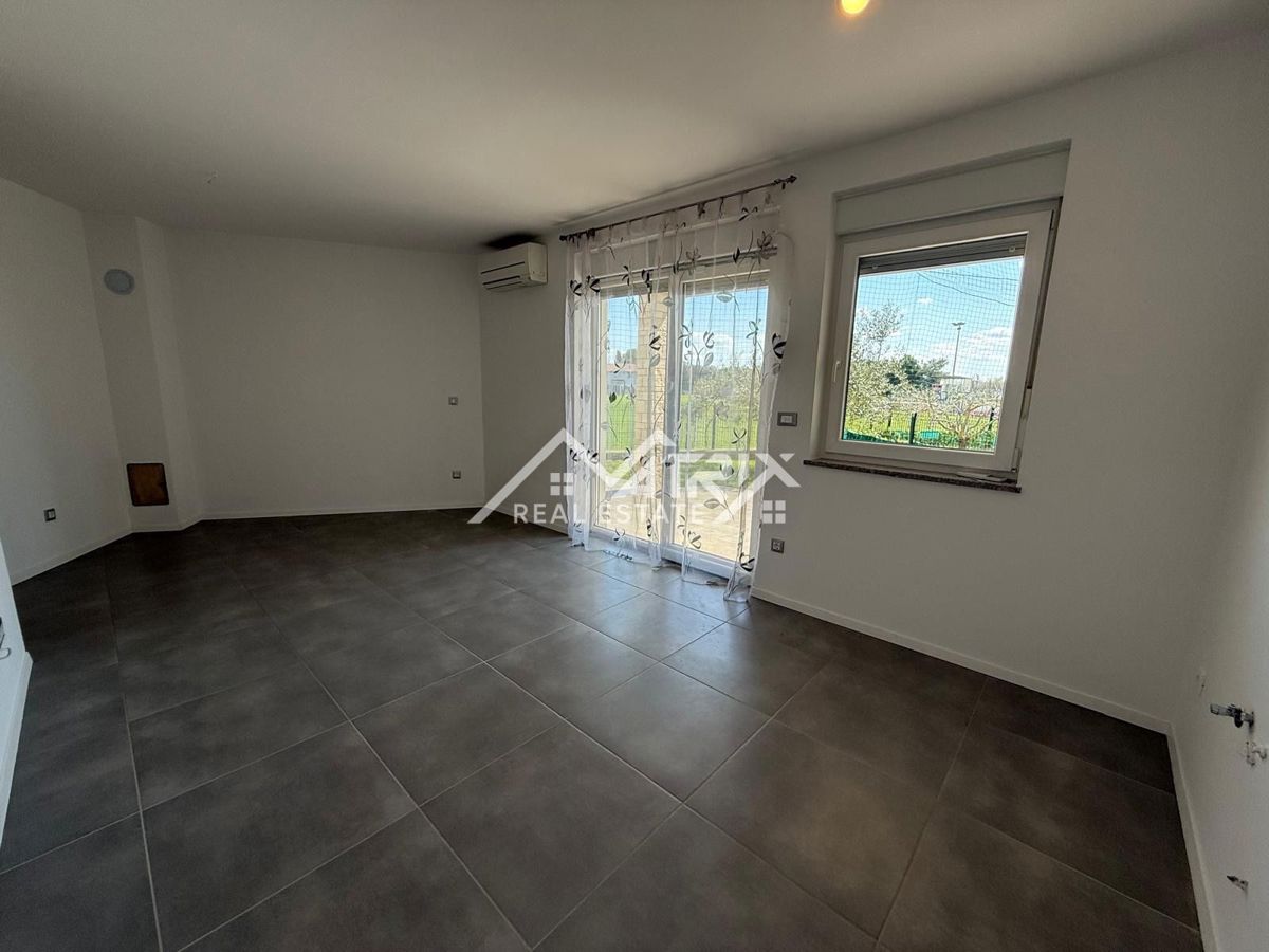 Novigrad, čudovito stanovanje z zasebnim vrtom in jacuzzijem ob morju