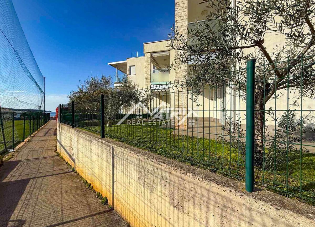 Novigrad, čudovito stanovanje z zasebnim vrtom in jacuzzijem ob morju