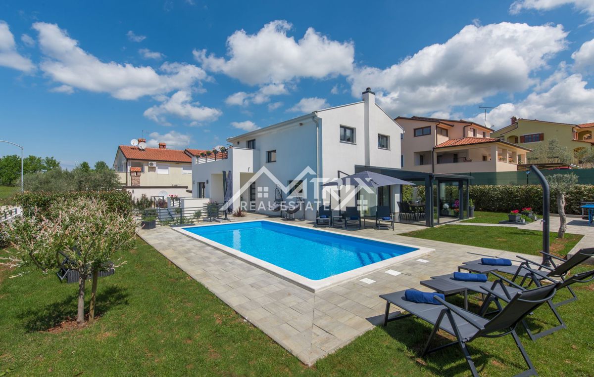 Poreč, Moderna vila z bazenom in pogledom na morje, Novo!