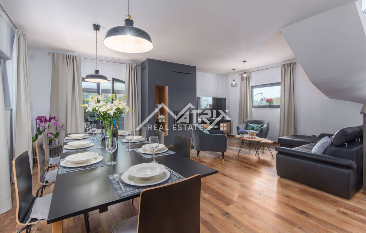 Poreč, Moderna vila z bazenom in pogledom na morje, Novo!