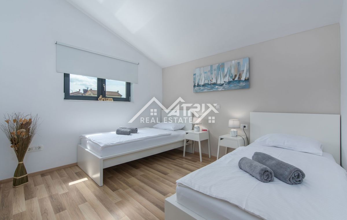 Poreč, Moderna vila z bazenom in pogledom na morje, Novo!