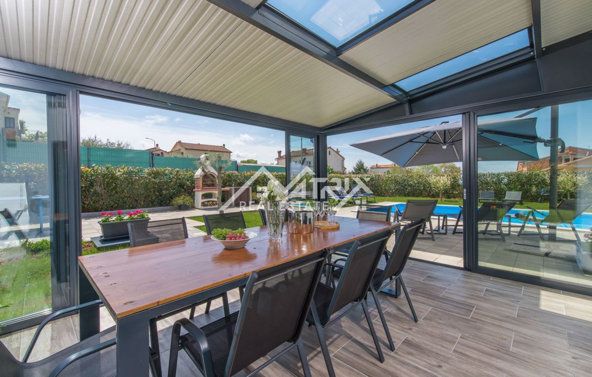 Poreč, Moderna vila z bazenom in pogledom na morje, Novo!