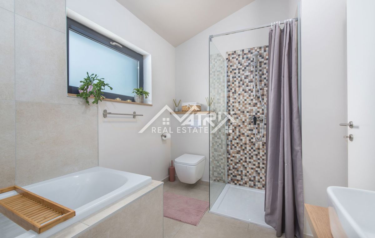 Poreč, Moderna vila z bazenom in pogledom na morje, Novo!