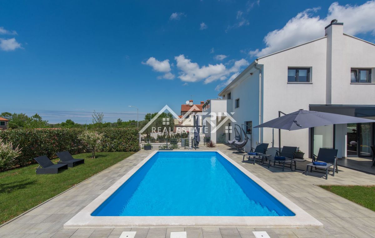 Poreč, Moderna vila z bazenom in pogledom na morje, Novo!