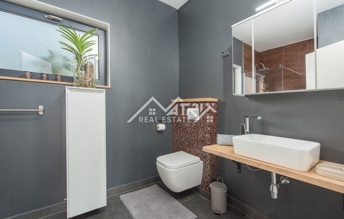 Poreč, Moderna vila z bazenom in pogledom na morje, Novo!