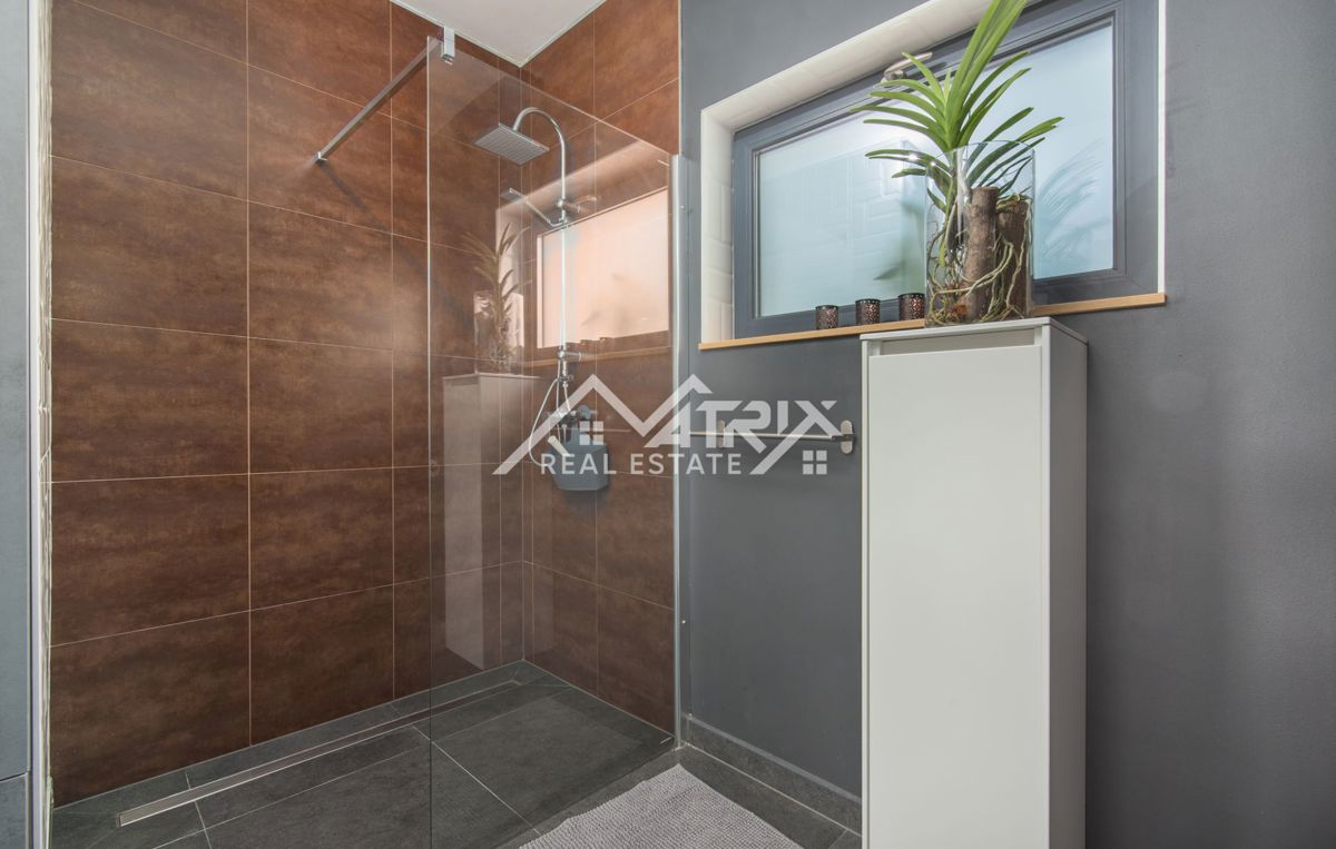 Poreč, Moderna vila z bazenom in pogledom na morje, Novo!