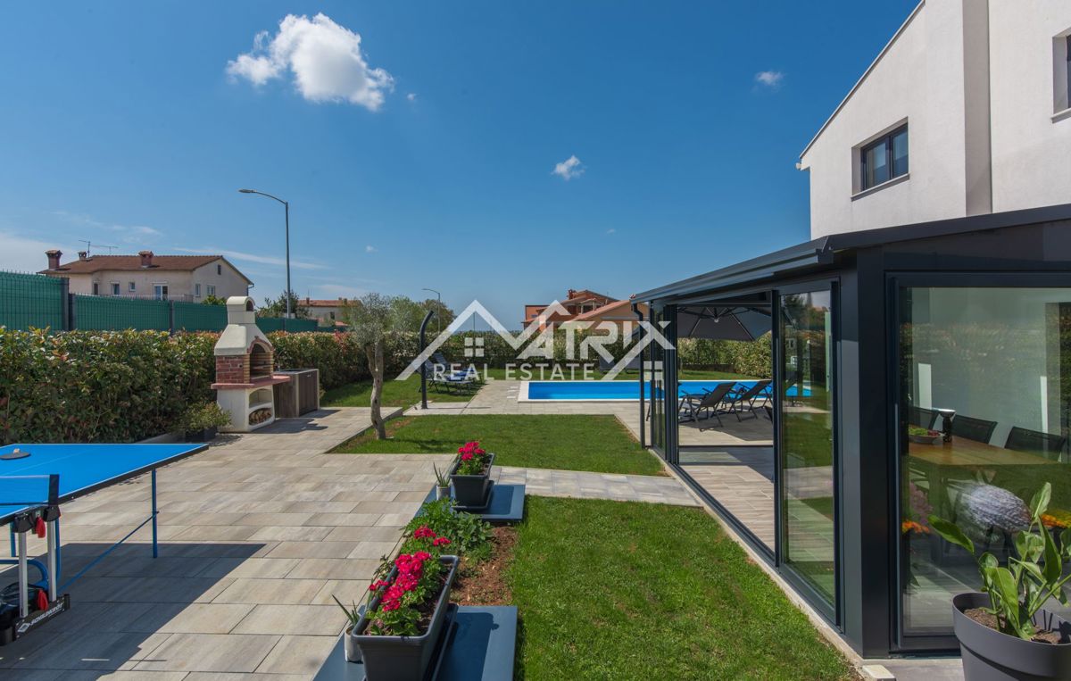 Poreč, Moderna vila z bazenom in pogledom na morje, Novo!