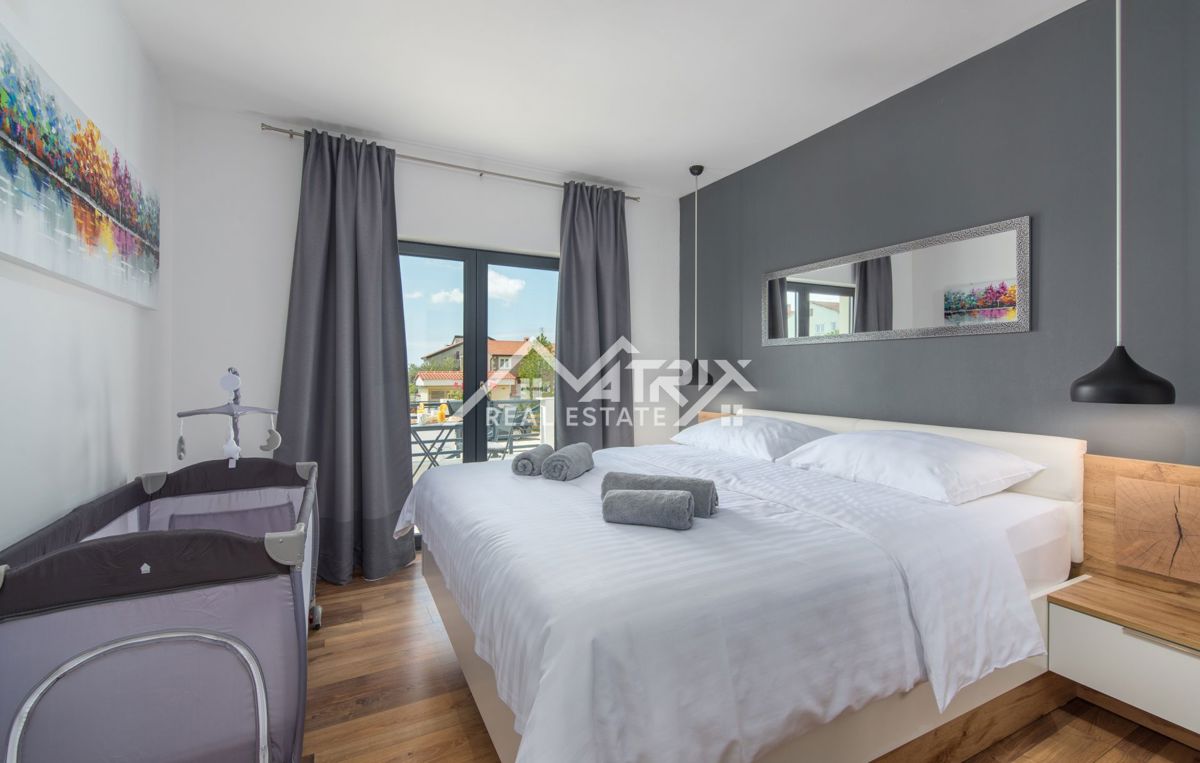 Poreč, Moderna vila z bazenom in pogledom na morje, Novo!