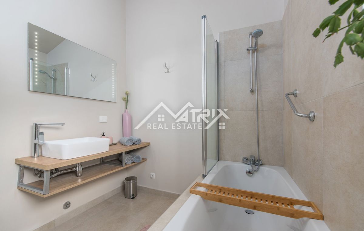 Poreč, Moderna vila z bazenom in pogledom na morje, Novo!