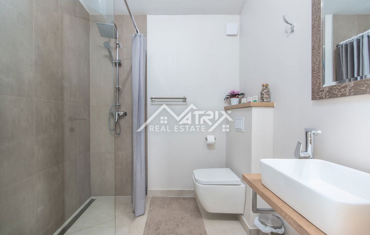 Poreč, Moderna vila z bazenom in pogledom na morje, Novo!