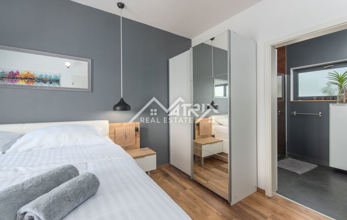 Poreč, Moderna vila z bazenom in pogledom na morje, Novo!