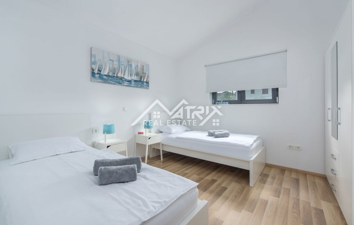 Poreč, Moderna vila z bazenom in pogledom na morje, Novo!