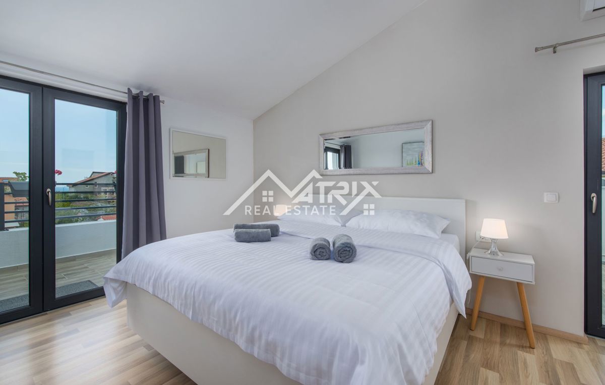 Poreč, Moderna vila z bazenom in pogledom na morje, Novo!