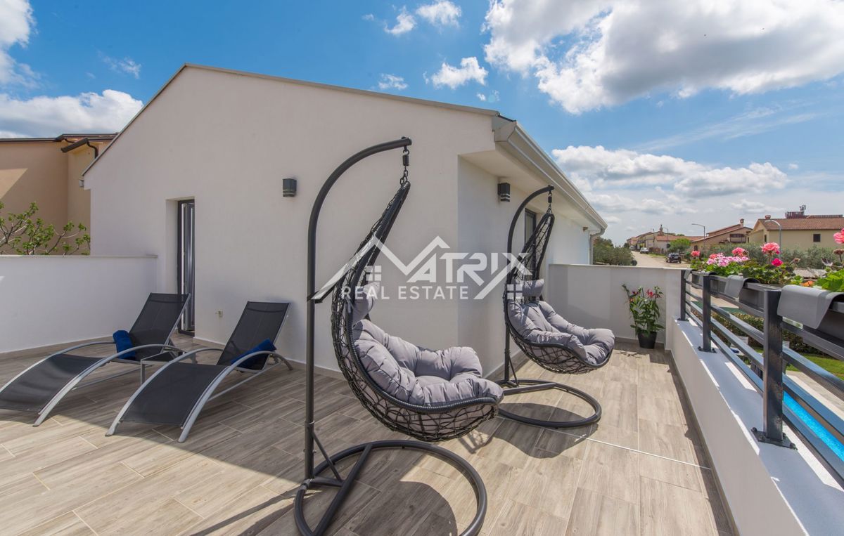 Poreč, Moderna vila z bazenom in pogledom na morje, Novo!