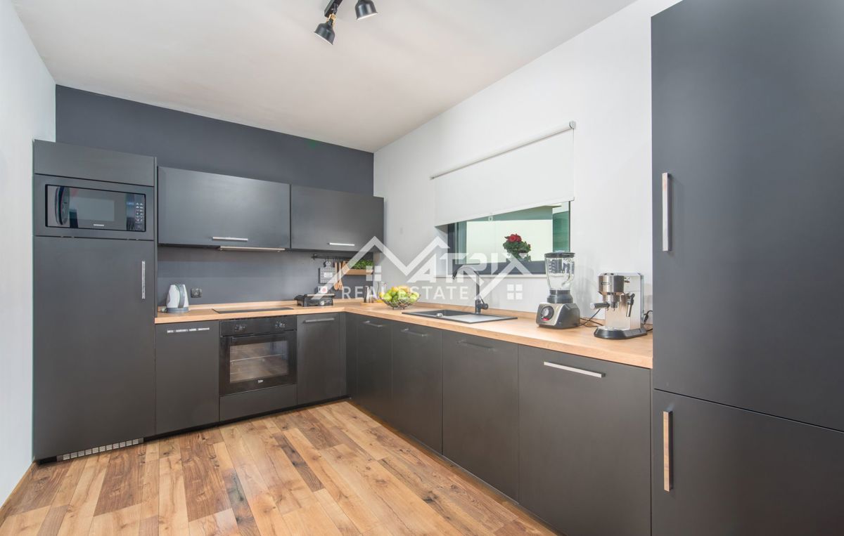 Poreč, Moderna vila z bazenom in pogledom na morje, Novo!