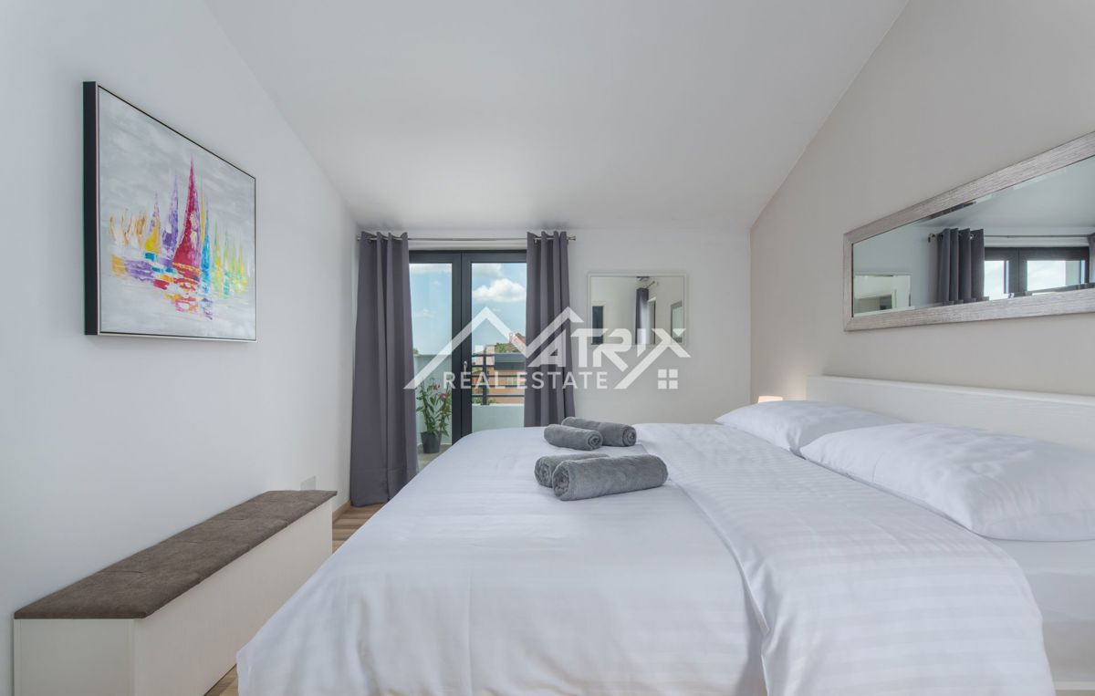 Poreč, Moderna vila z bazenom in pogledom na morje, Novo!