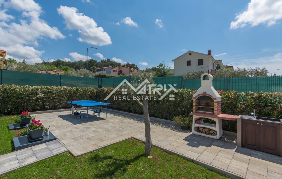 Poreč, Moderna vila z bazenom in pogledom na morje, Novo!