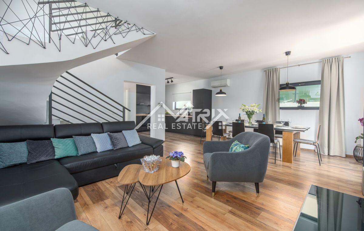 Poreč, Moderna vila z bazenom in pogledom na morje, Novo!