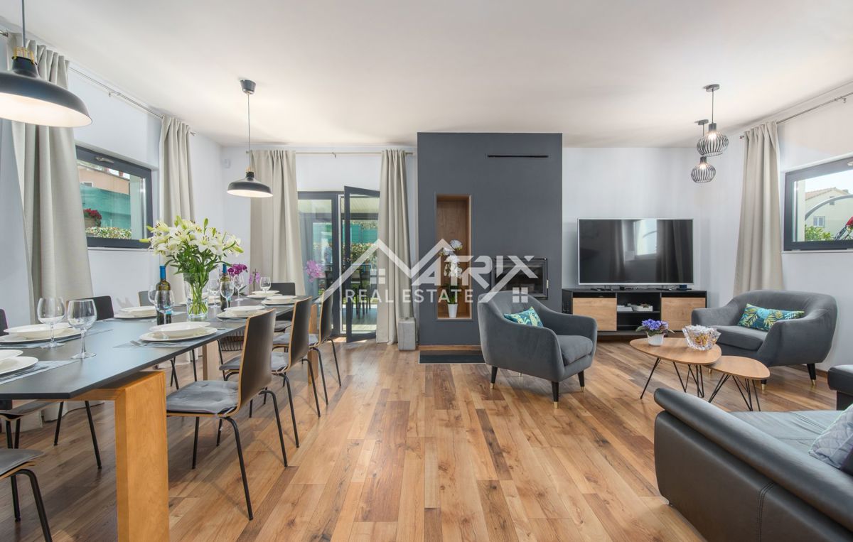 Poreč, Moderna vila z bazenom in pogledom na morje, Novo!