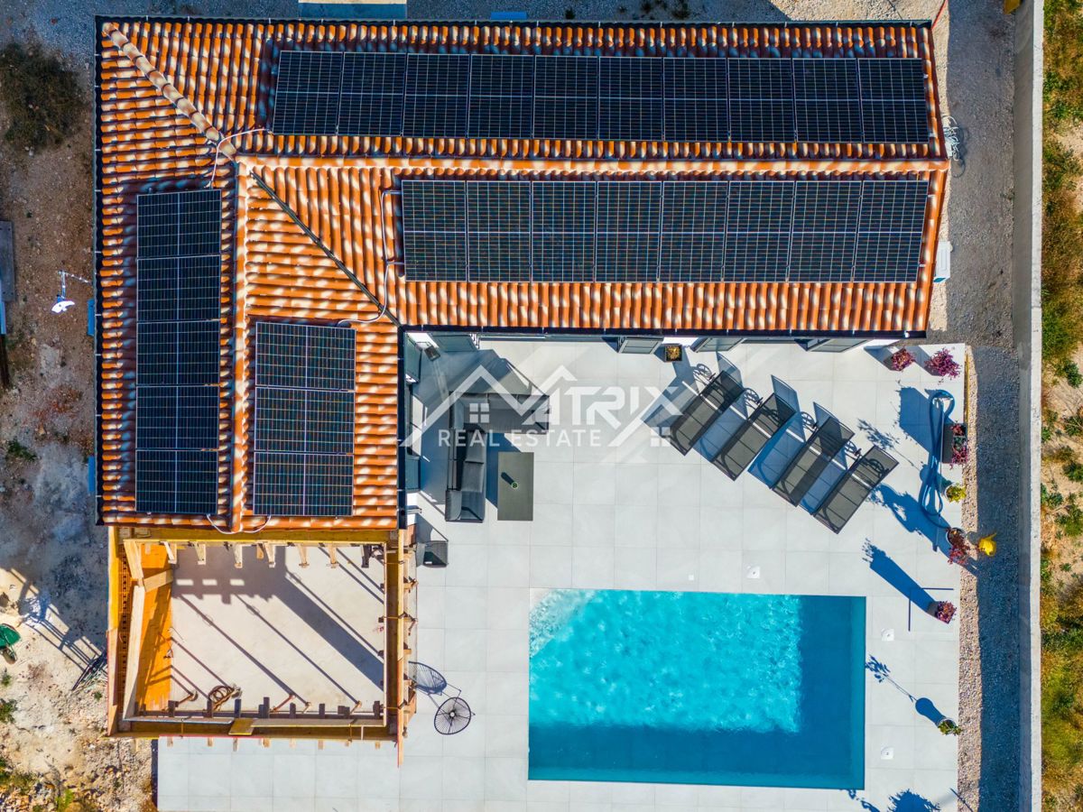 Medulin okolica enonadstropna hiša z bazenom 1,4 km od morja