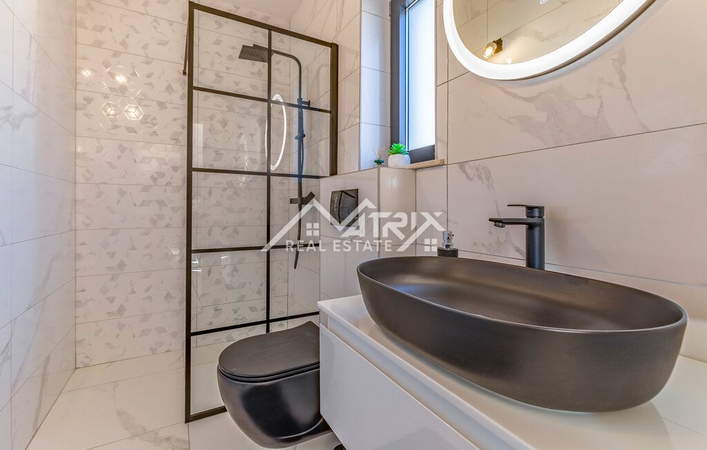 Medulin okolica enonadstropna hiša z bazenom 1,4 km od morja