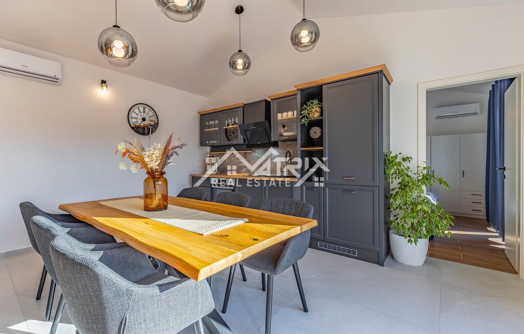 Medulin okolica enonadstropna hiša z bazenom 1,4 km od morja