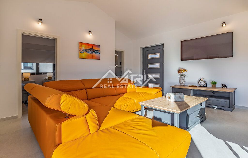 Medulin okolica enonadstropna hiša z bazenom 1,4 km od morja