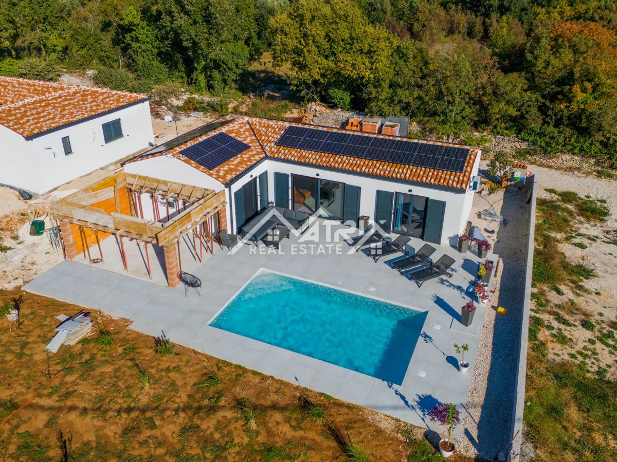 Medulin okolica enonadstropna hiša z bazenom 1,4 km od morja