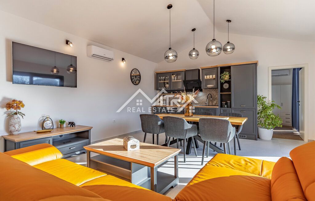 Medulin okolica enonadstropna hiša z bazenom 1,4 km od morja