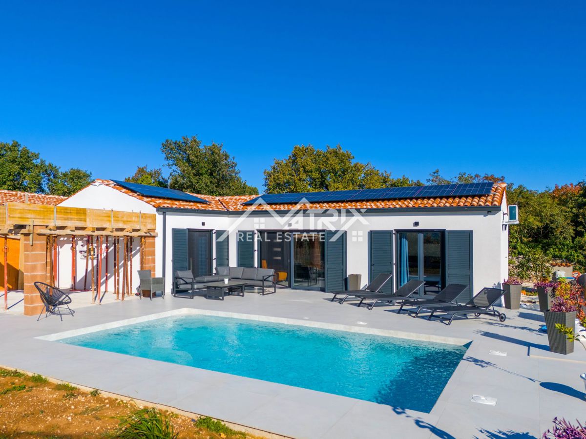 Medulin okolica enonadstropna hiša z bazenom 1,4 km od morja