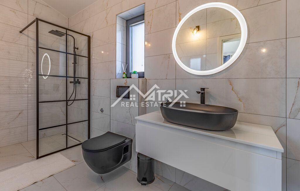 Medulin okolica enonadstropna hiša z bazenom 1,4 km od morja