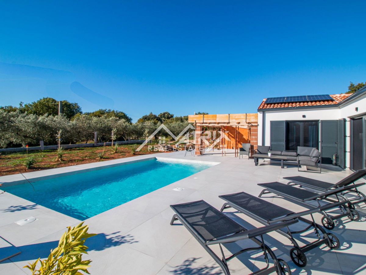 Medulin okolica enonadstropna hiša z bazenom 1,4 km od morja