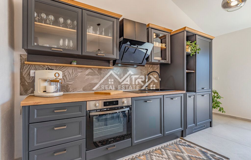 Medulin okolica enonadstropna hiša z bazenom 1,4 km od morja