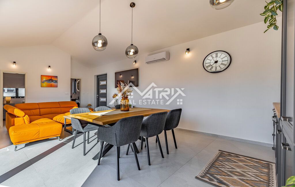 Medulin okolica enonadstropna hiša z bazenom 1,4 km od morja