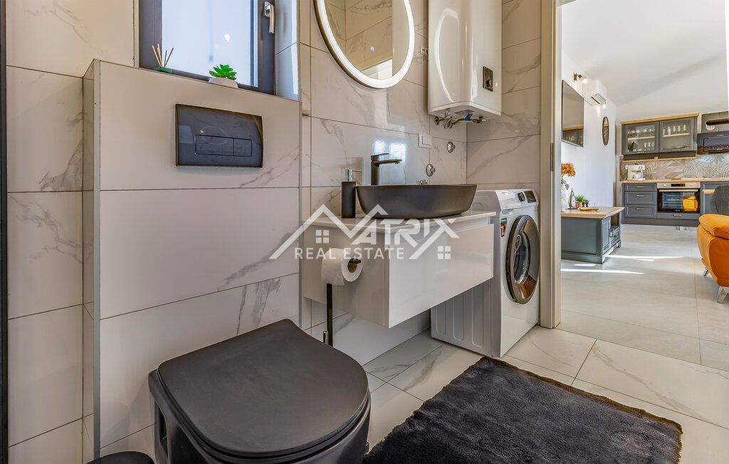 Medulin okolica enonadstropna hiša z bazenom 1,4 km od morja