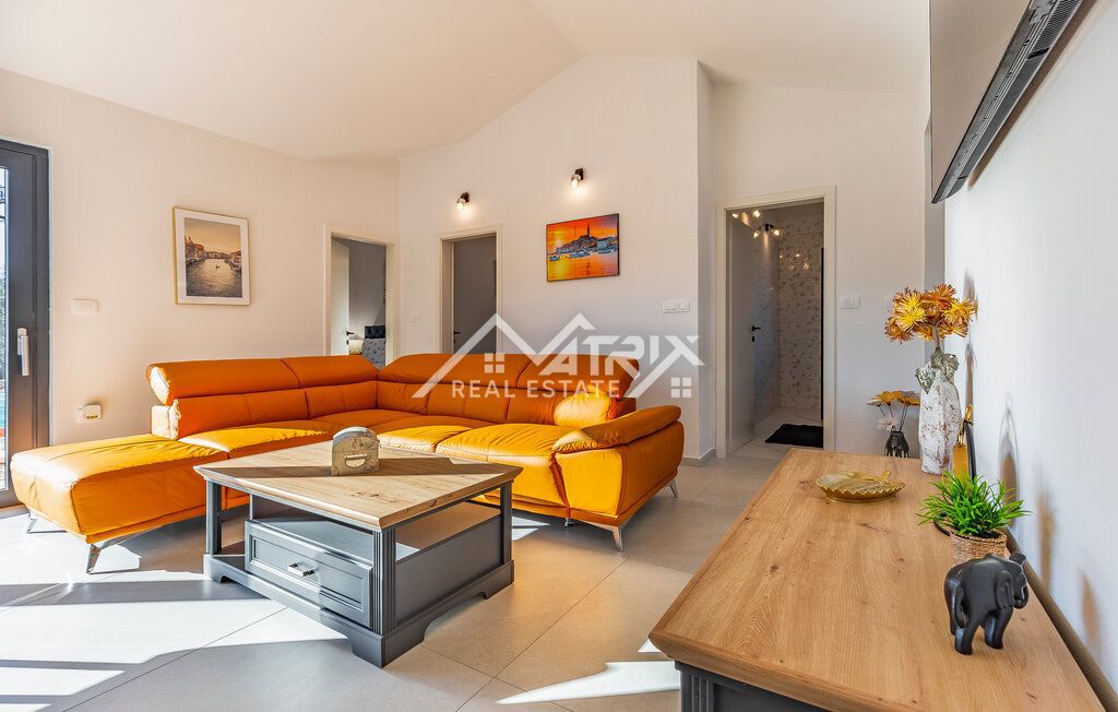 Medulin okolica enonadstropna hiša z bazenom 1,4 km od morja